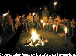 In gemtlicher Runde am Lagerfeuer des Sommerfestes